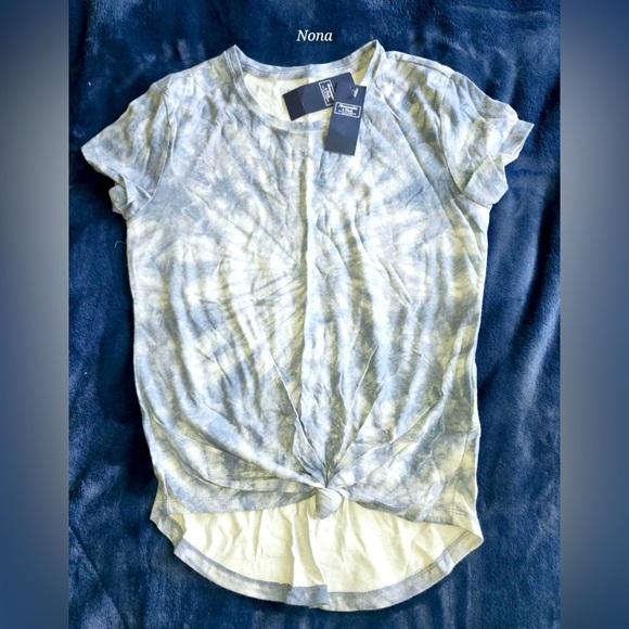 Abercrombie & Fitch Tops - Abercrombie And Fitch Knotted Tee size XL NWT